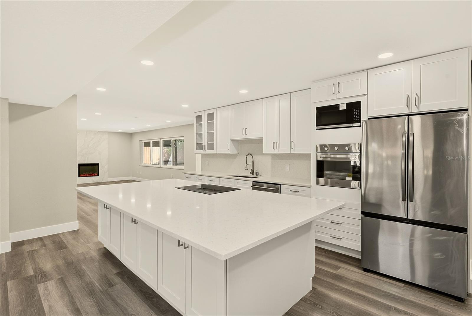 1595 OAK LN — photo 11