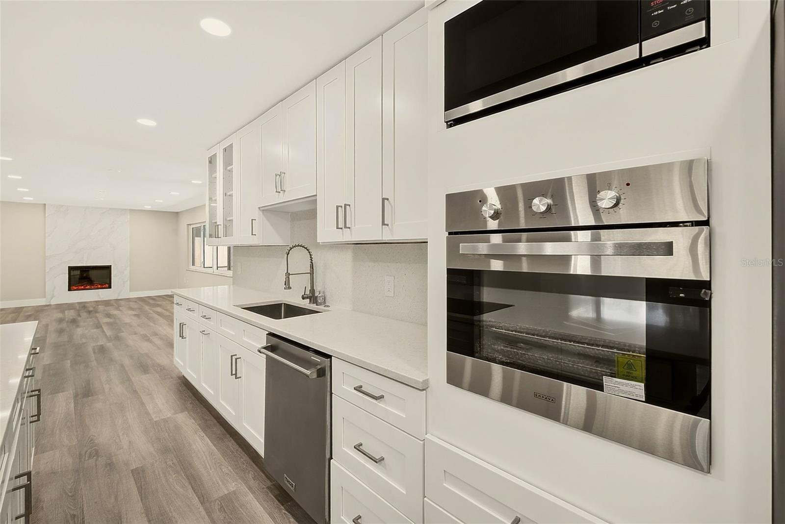 1595 OAK LN — photo 13