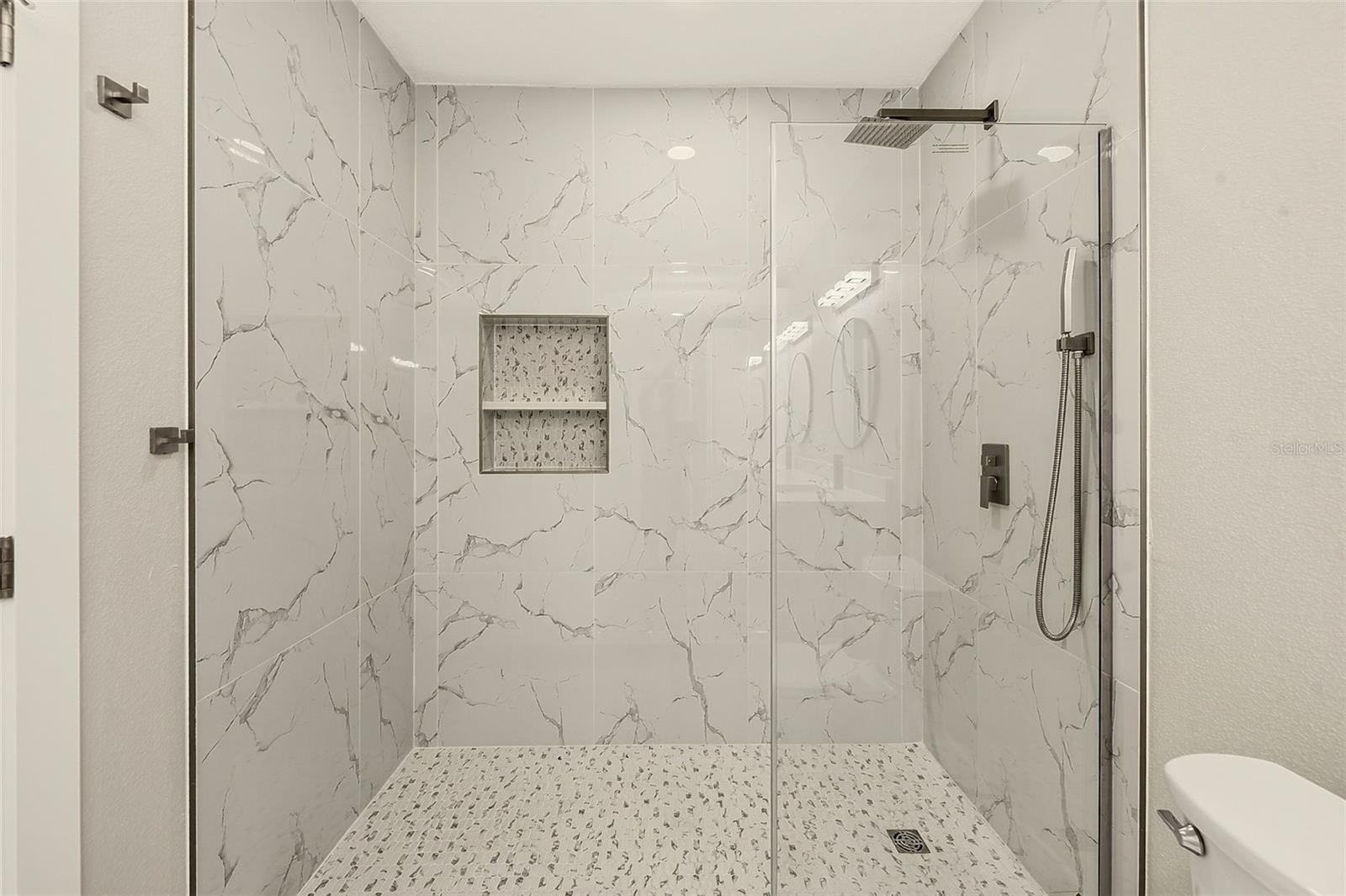 1595 OAK LN — photo 23