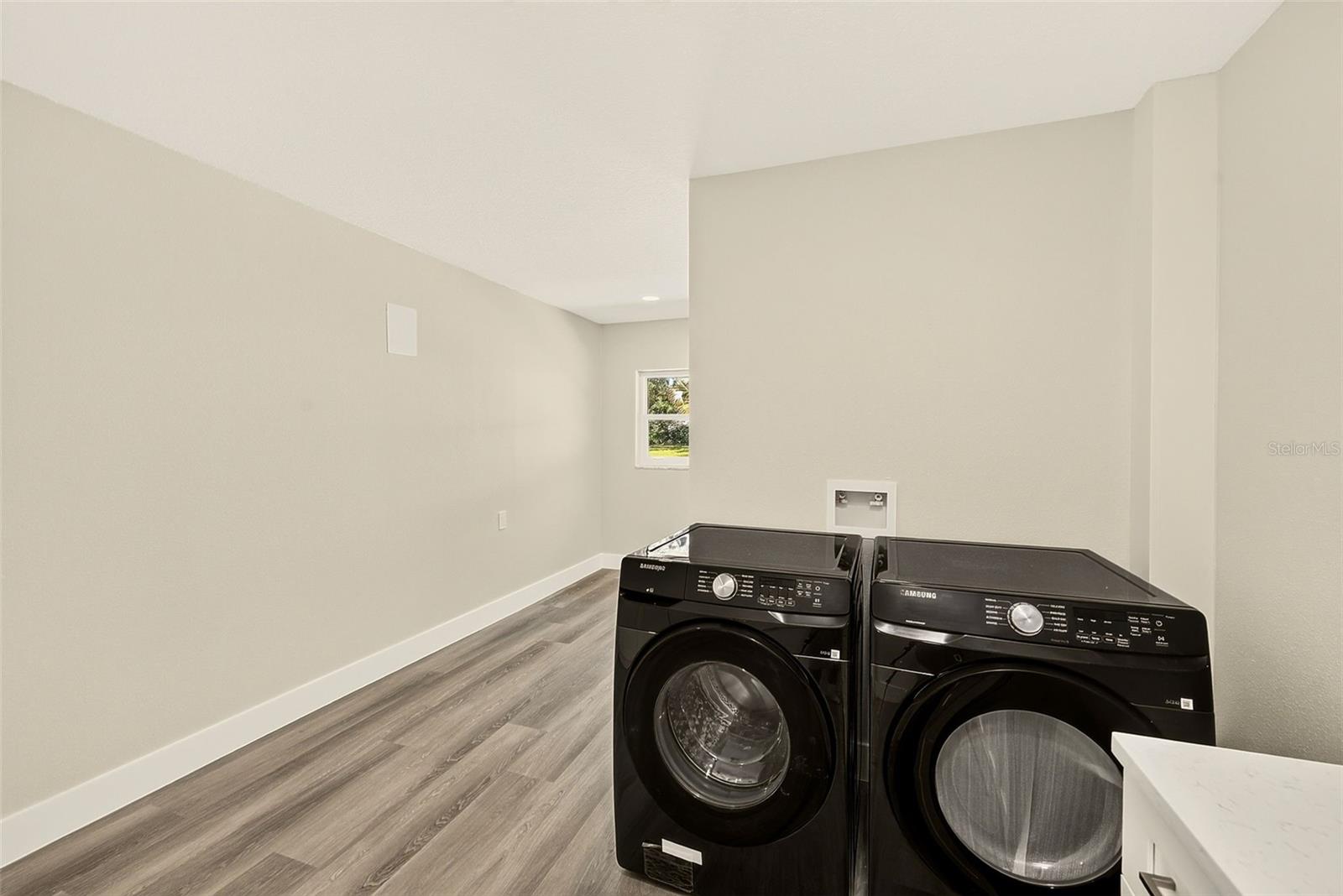 1595 OAK LN — photo 25