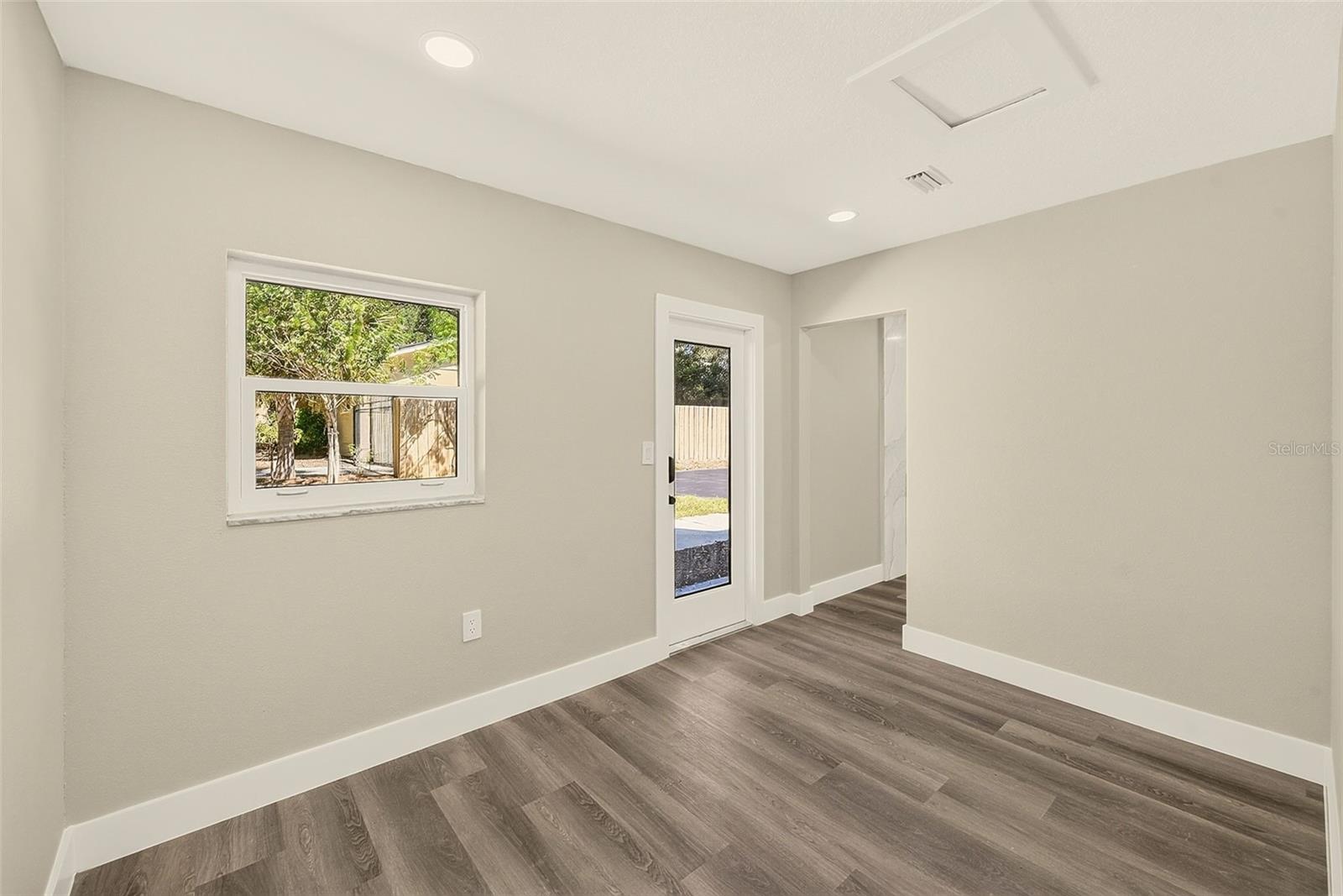 1595 OAK LN — photo 27