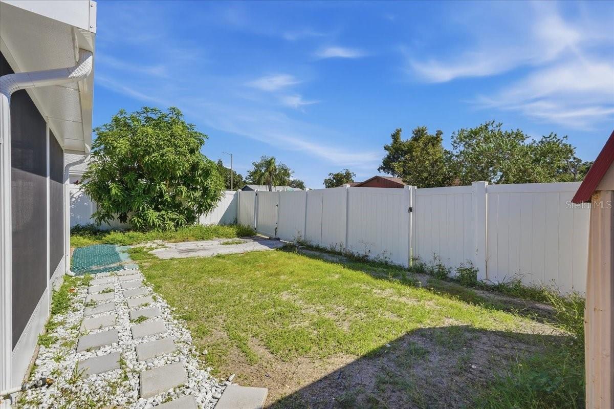 7603 WOODLAND OAKS CT — photo 32
