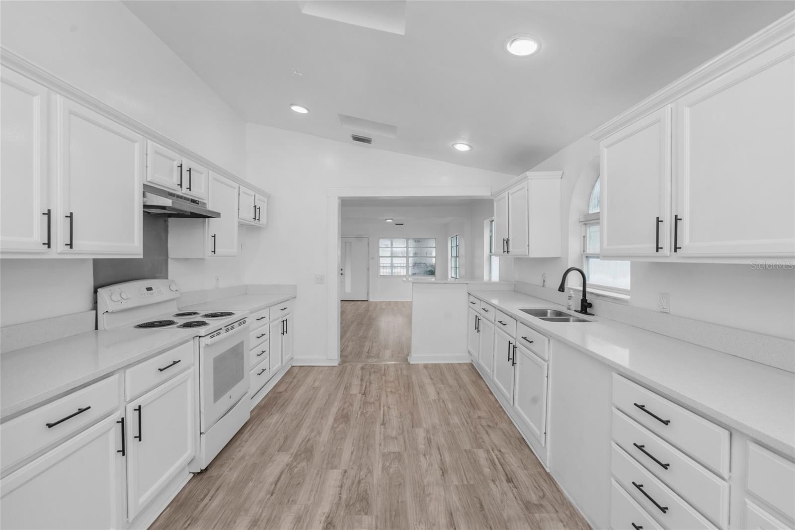 8021 N EDISON AVE — photo 2