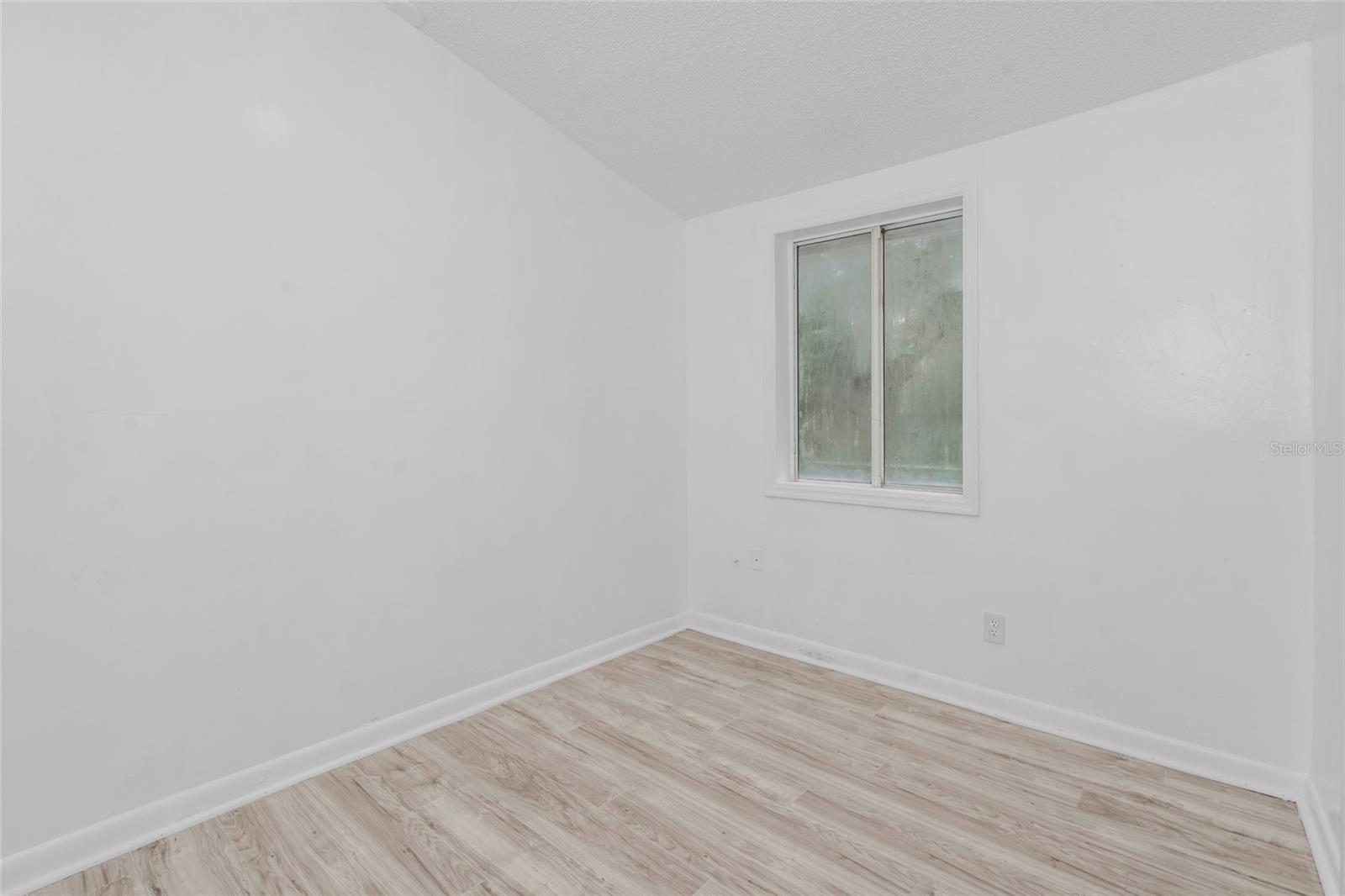 8021 N EDISON AVE — photo 18