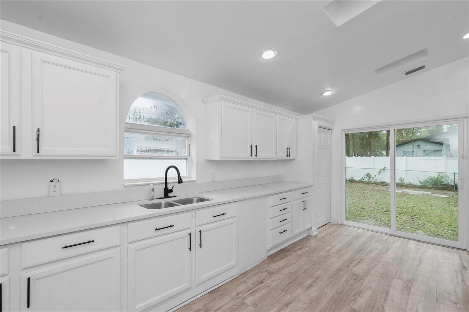 8021 N EDISON AVE — photo 4