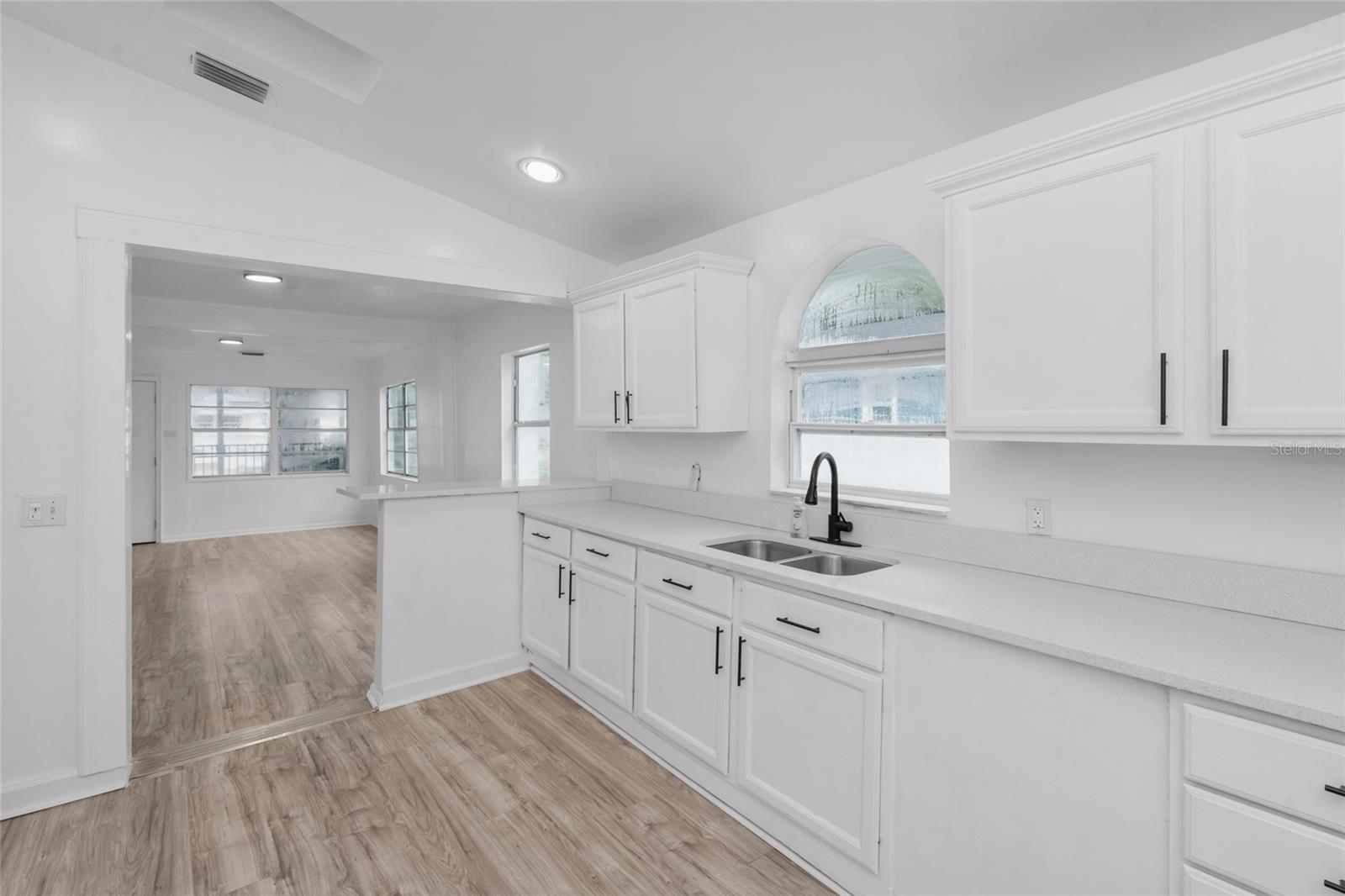 8021 N EDISON AVE — photo 3