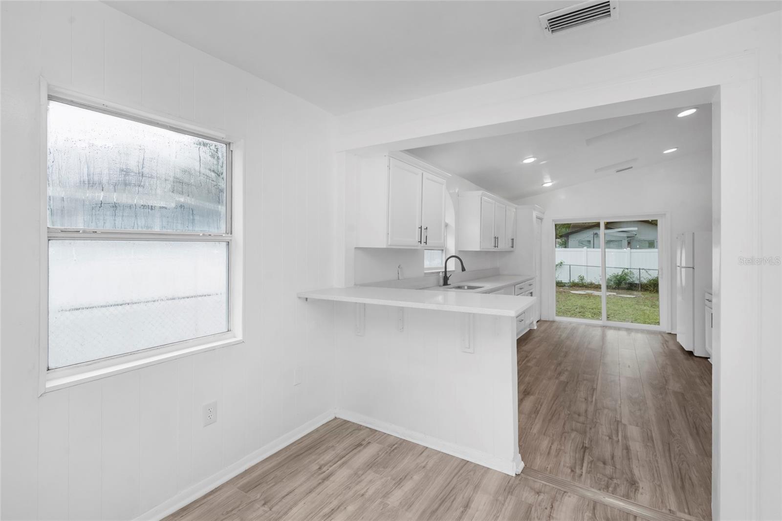 8021 N EDISON AVE — photo 8