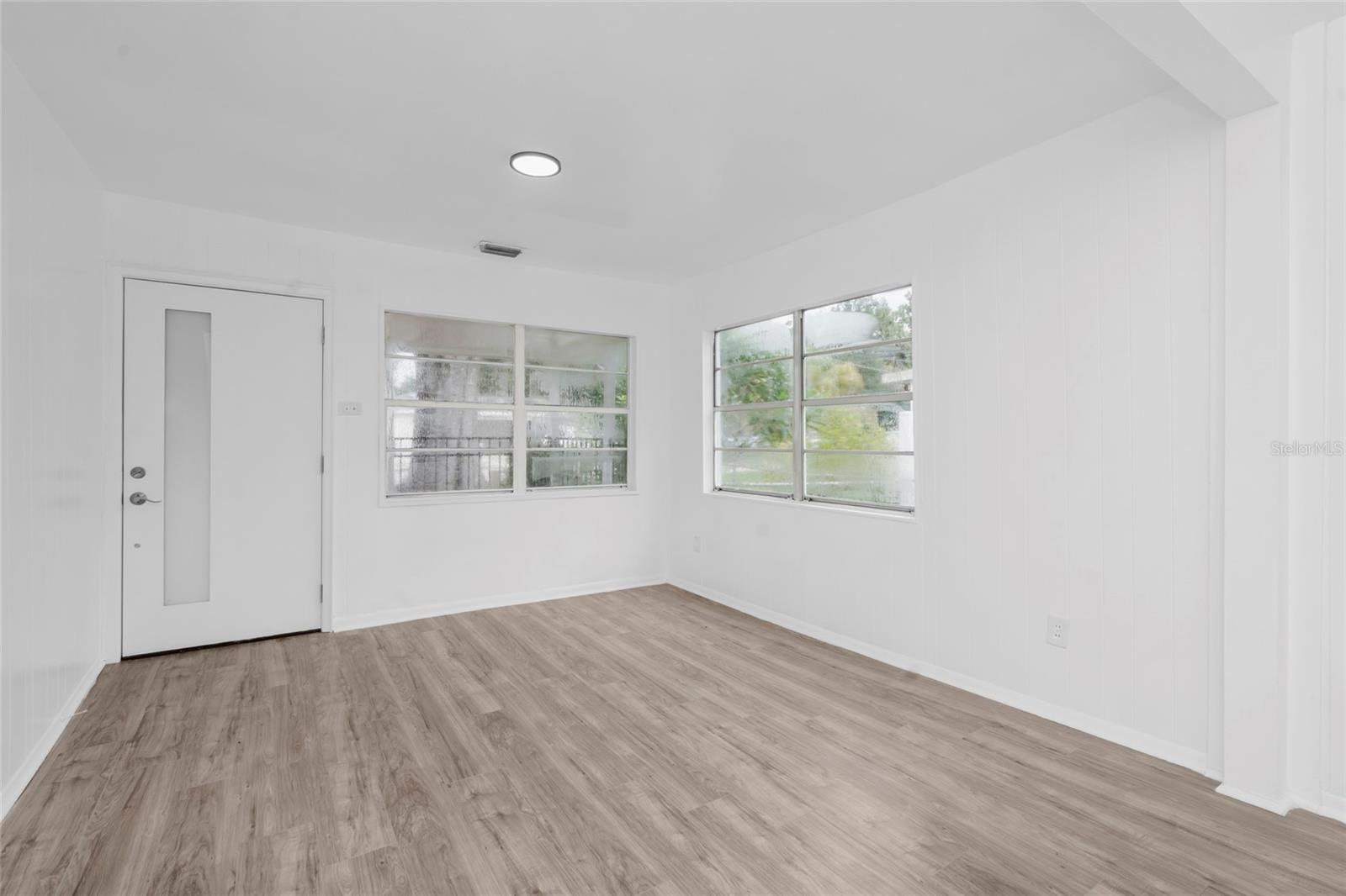8021 N EDISON AVE — photo 6