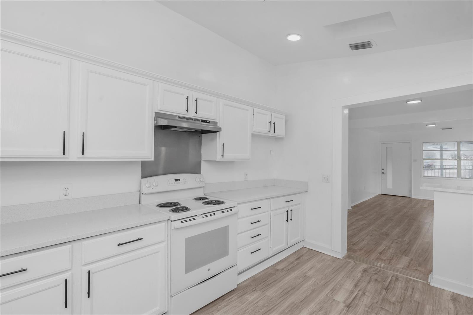 8021 N EDISON AVE — photo 5