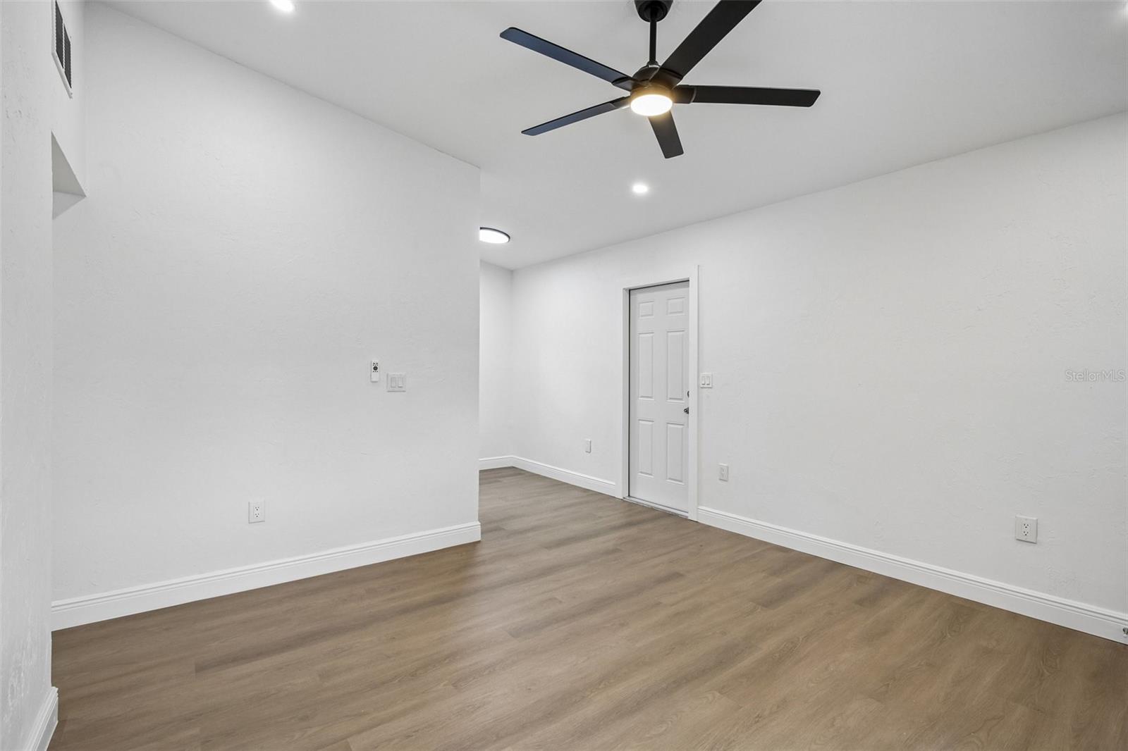 334 E CORNELIUS CIR — photo 8