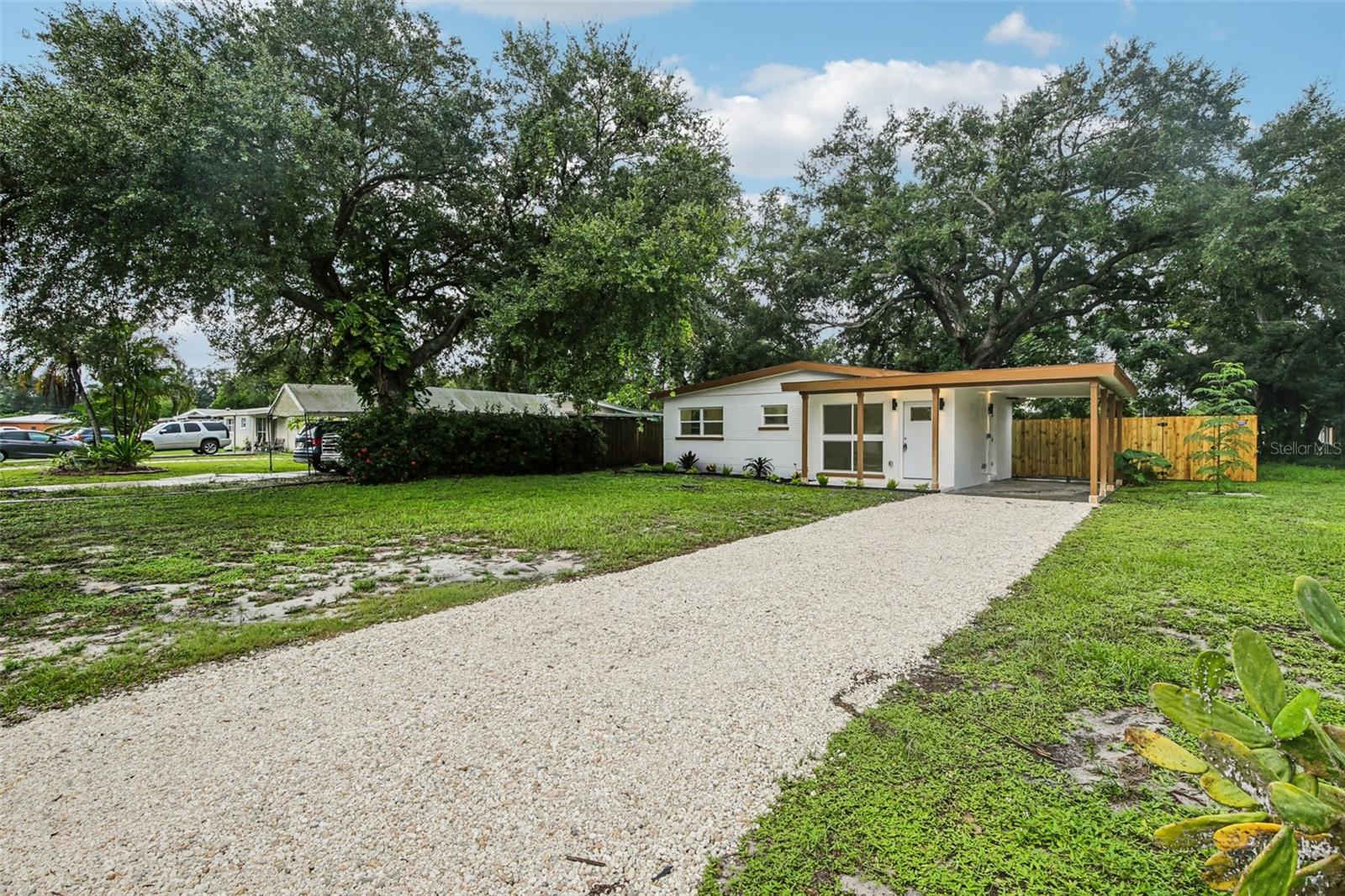 334 E CORNELIUS CIR — photo 2