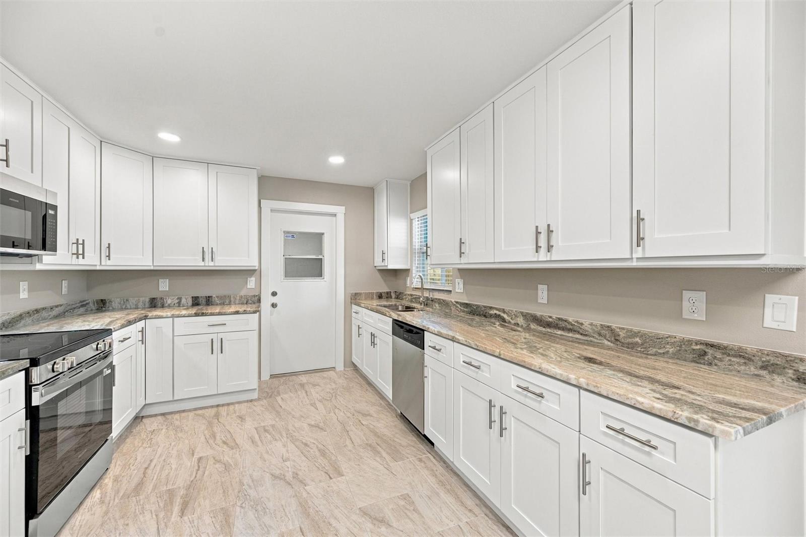 3205 DUNBAR DR — photo 12