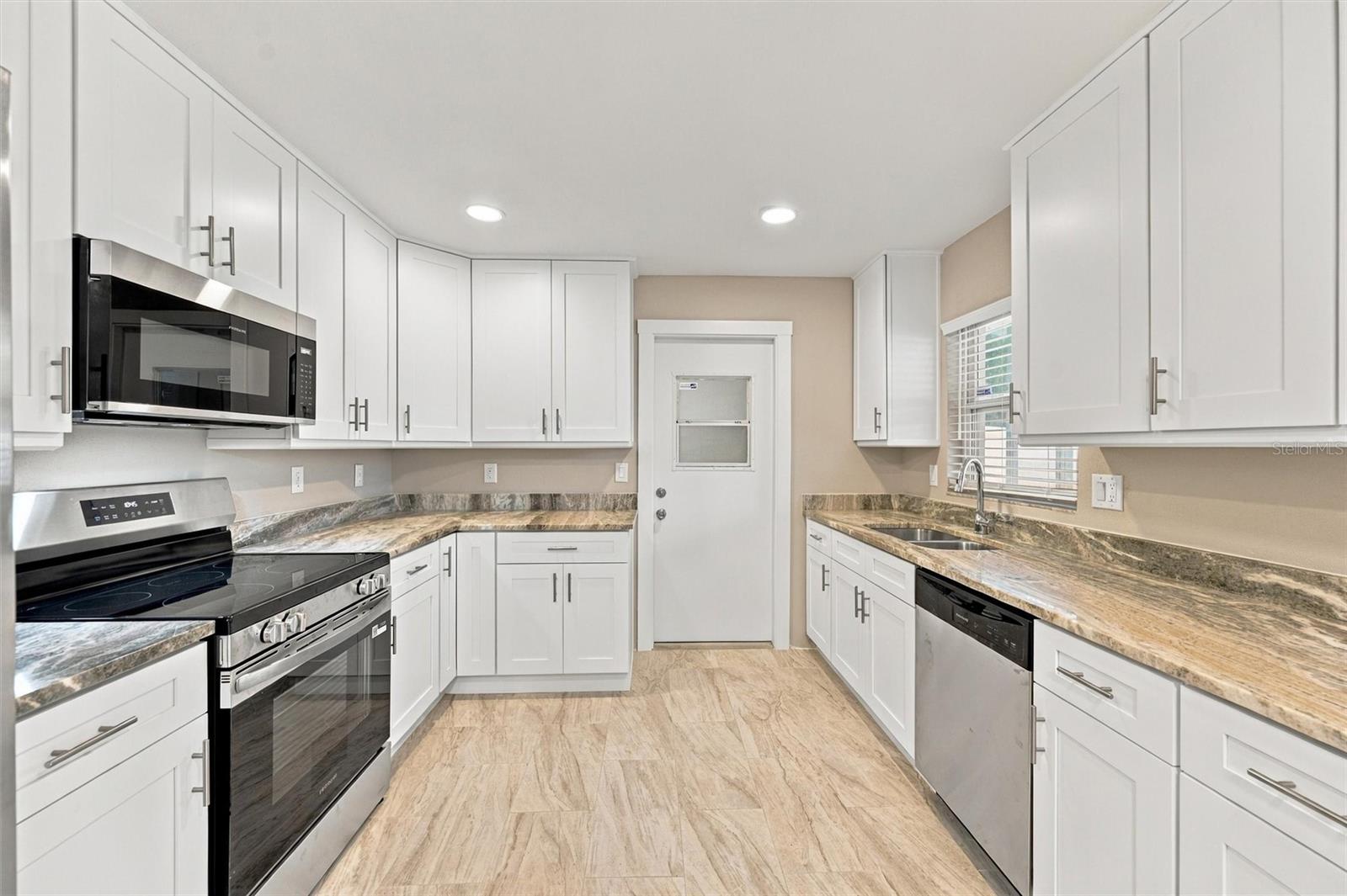 3205 DUNBAR DR — photo 13