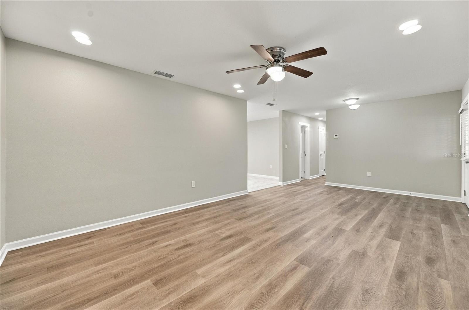 3205 DUNBAR DR — photo 8
