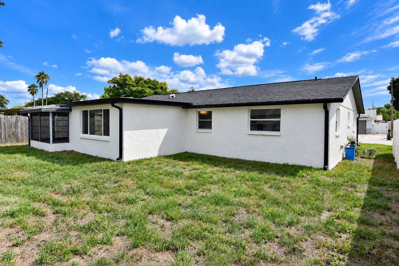 7421 SANDALWOOD DR — photo 32