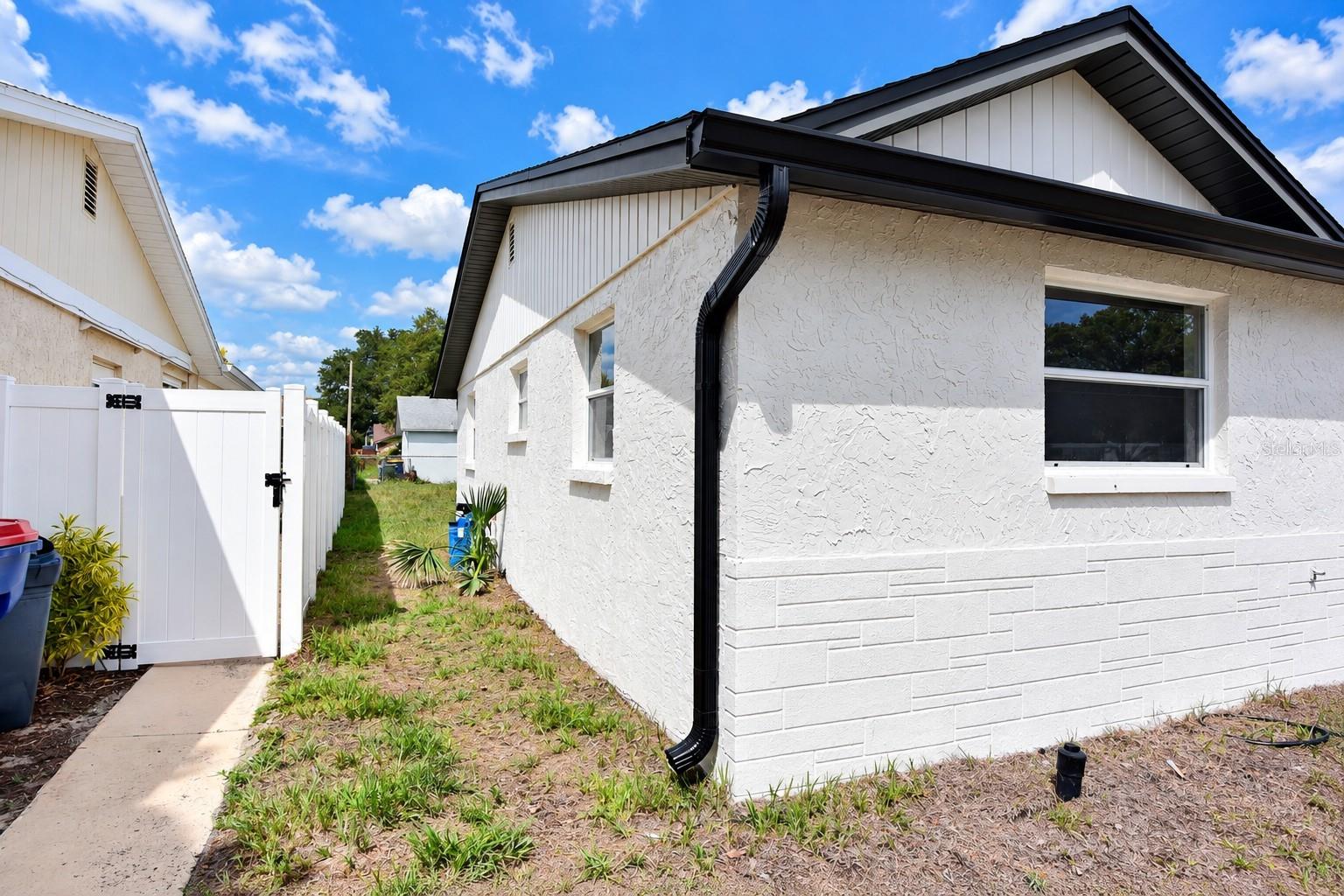 7421 SANDALWOOD DR — photo 26
