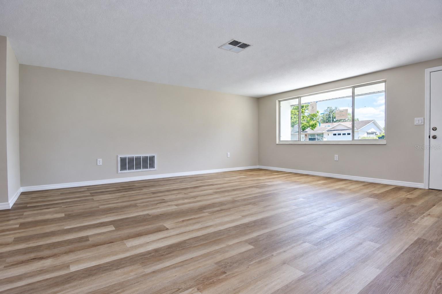 7421 SANDALWOOD DR — photo 4