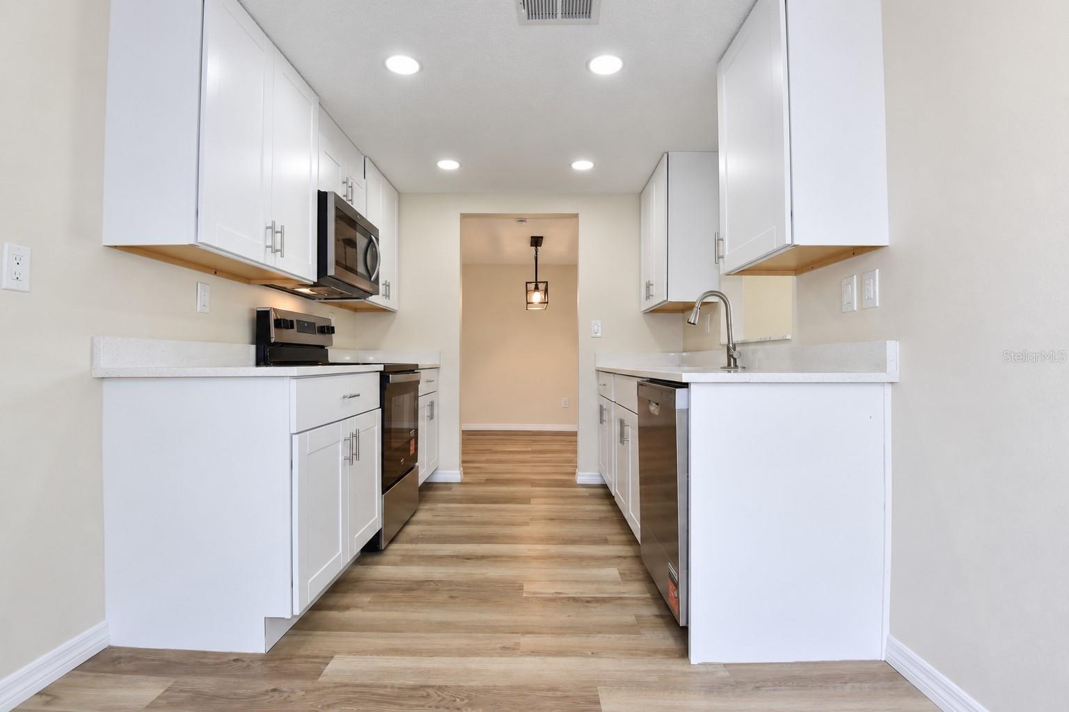 7421 SANDALWOOD DR — photo 12
