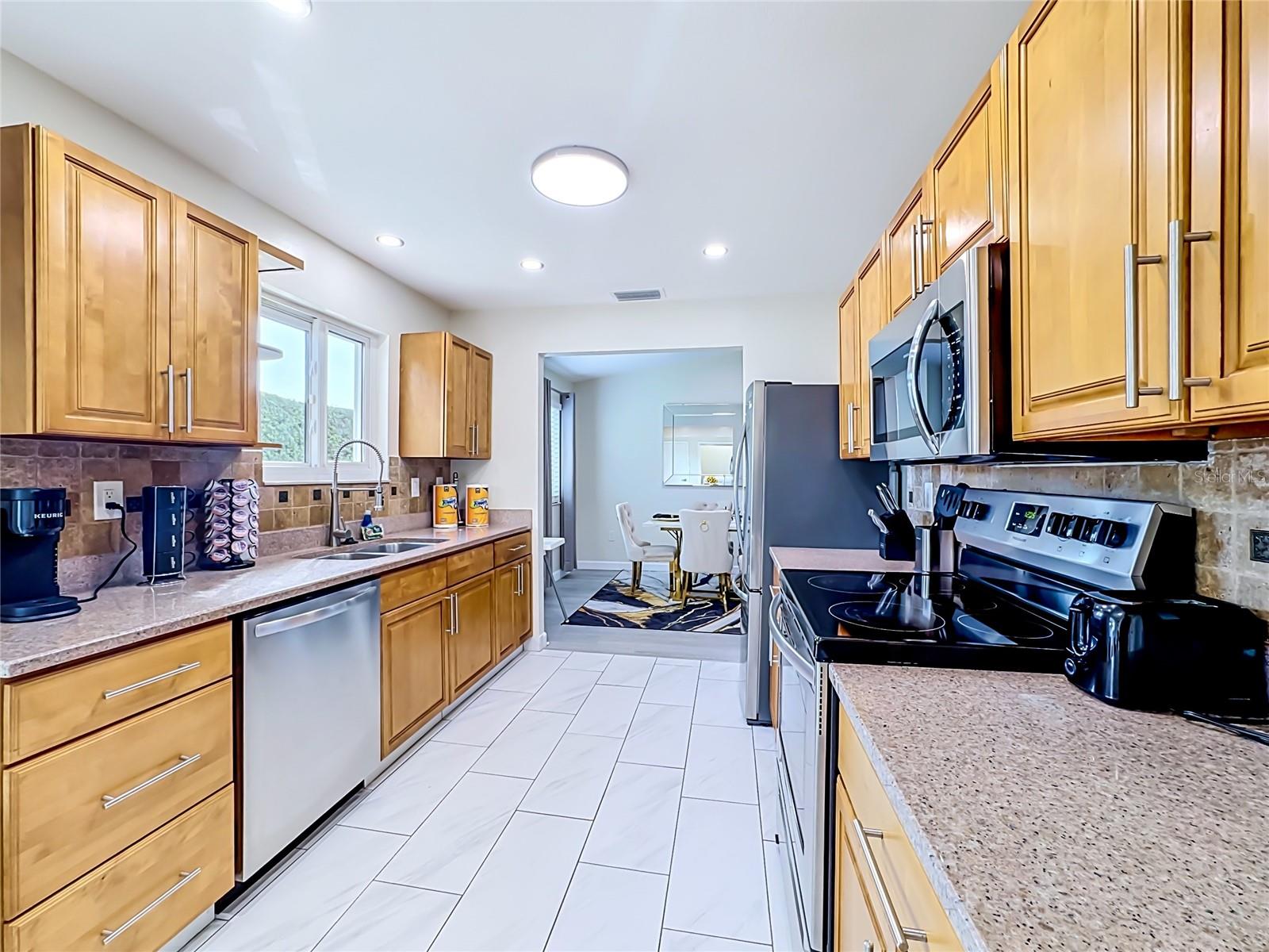 520 MCARTHUR AVE — photo 17