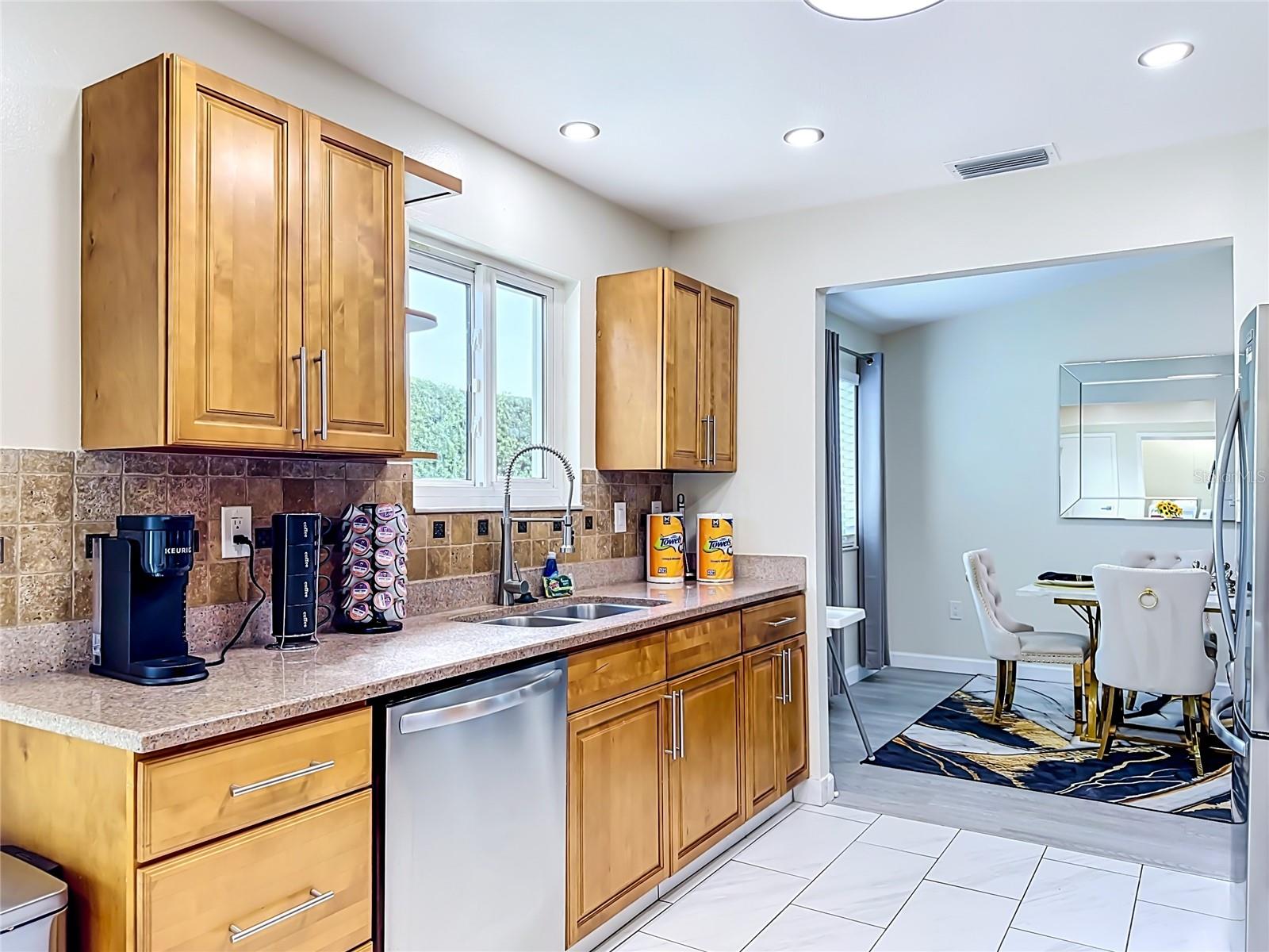520 MCARTHUR AVE — photo 16