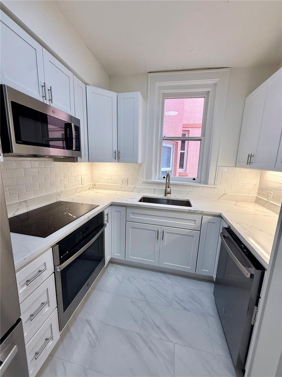 1221 N PALM AVE #204 — photo 9