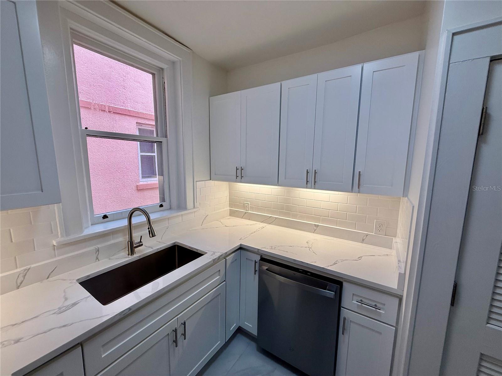 1221 N PALM AVE #204 — photo 11