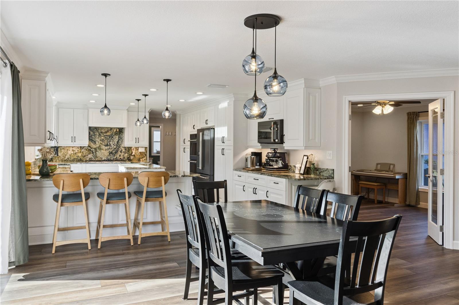 601 GREENBRIAR DR — photo 8