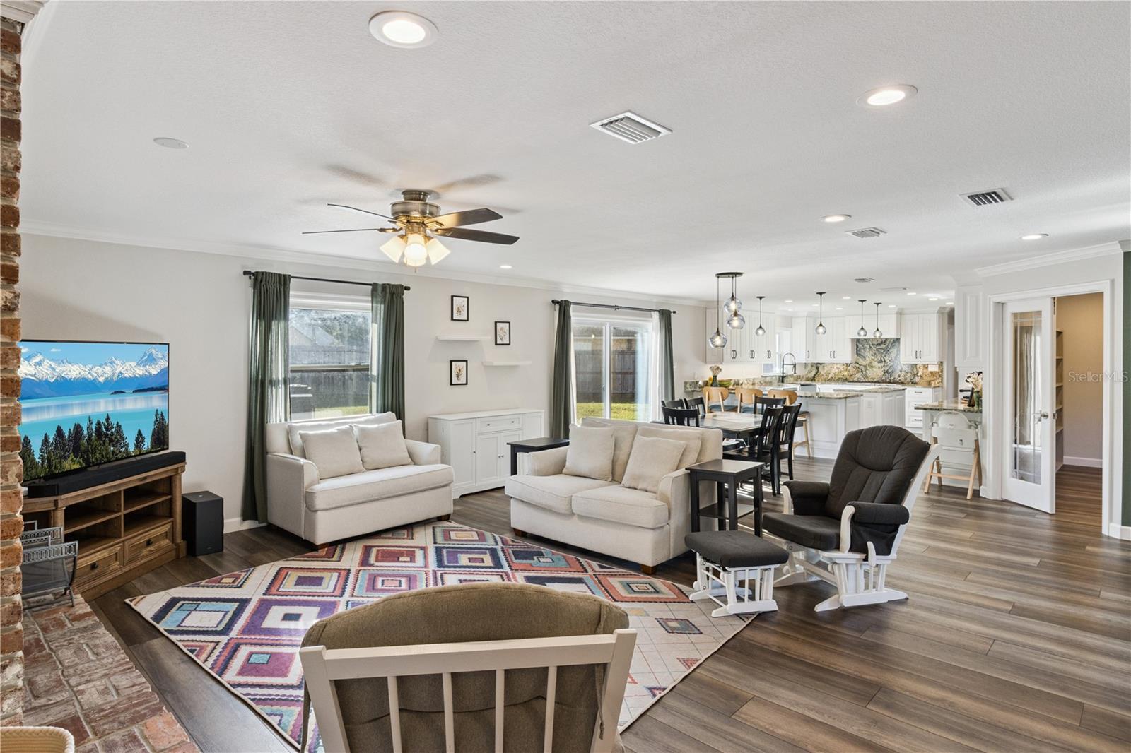601 GREENBRIAR DR — photo 5