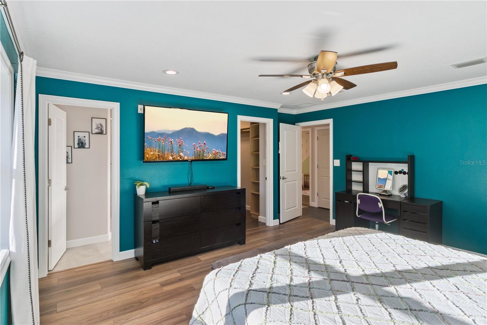601 GREENBRIAR DR — photo 24