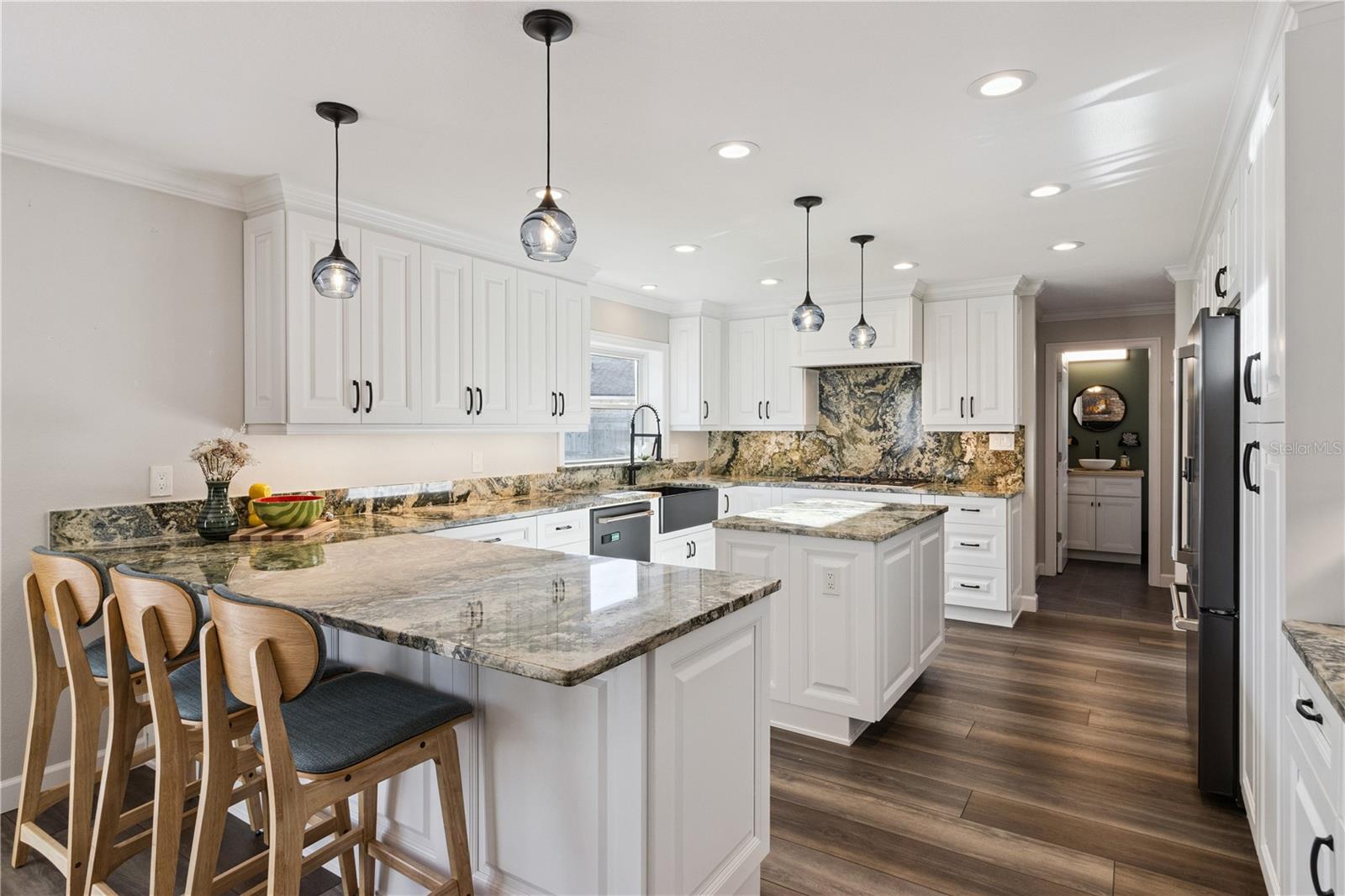 601 GREENBRIAR DR — photo 9