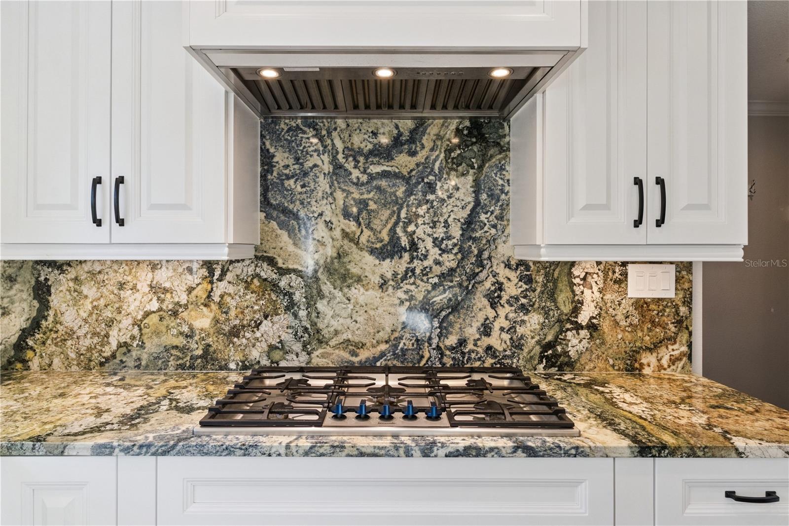 601 GREENBRIAR DR — photo 13