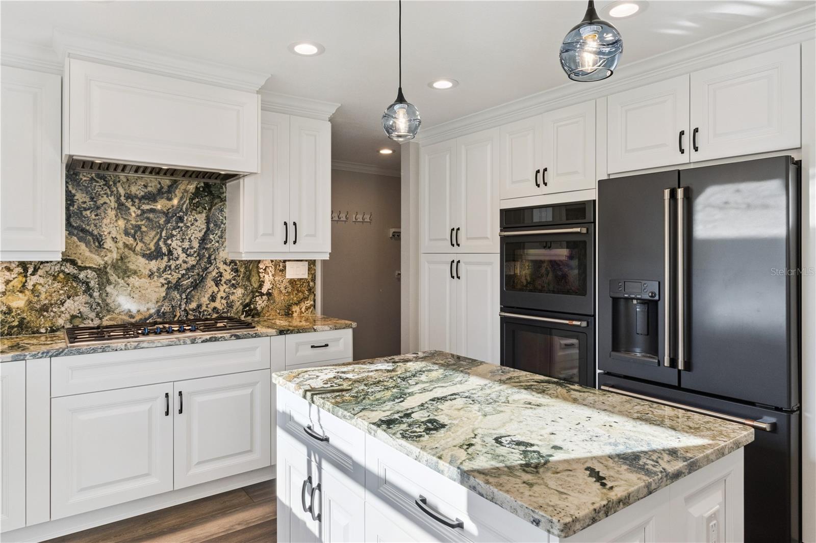 601 GREENBRIAR DR — photo 12
