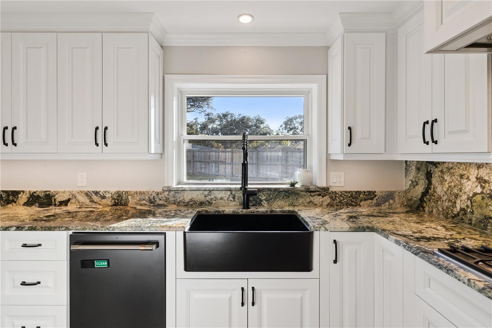 601 GREENBRIAR DR — photo 10