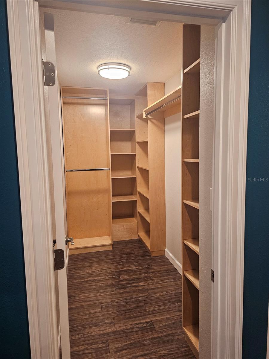 601 GREENBRIAR DR — photo 6