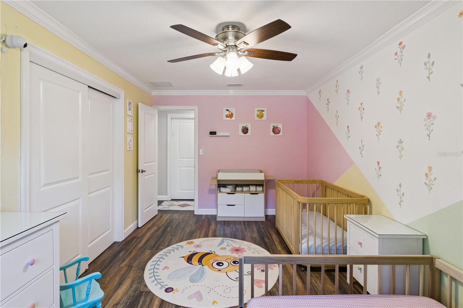 601 GREENBRIAR DR — photo 19