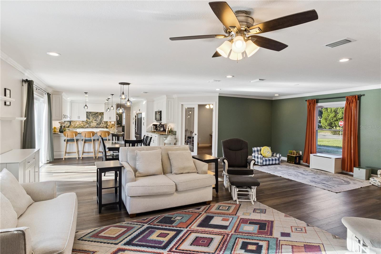 601 GREENBRIAR DR — photo 6