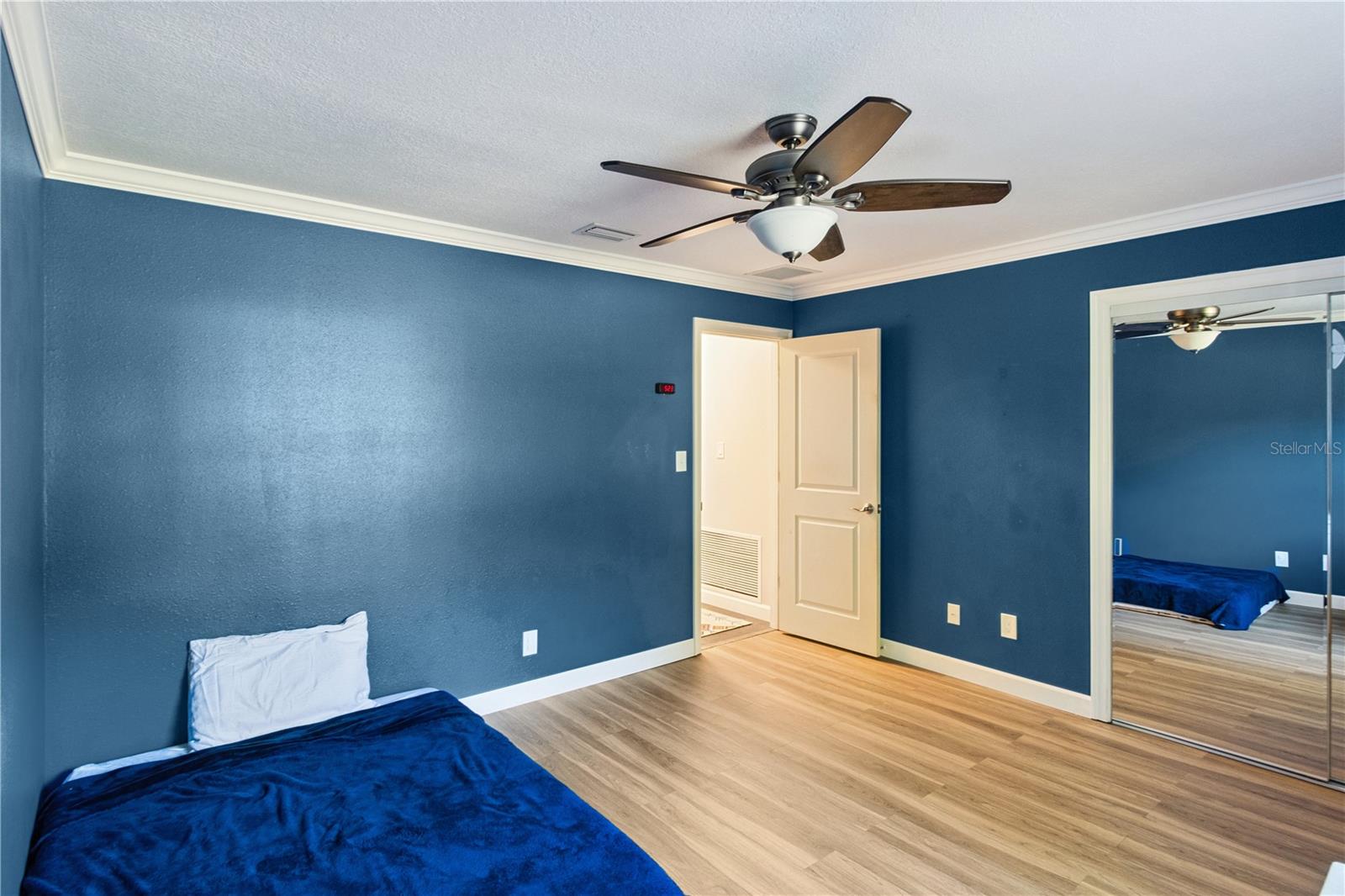 601 GREENBRIAR DR — photo 23