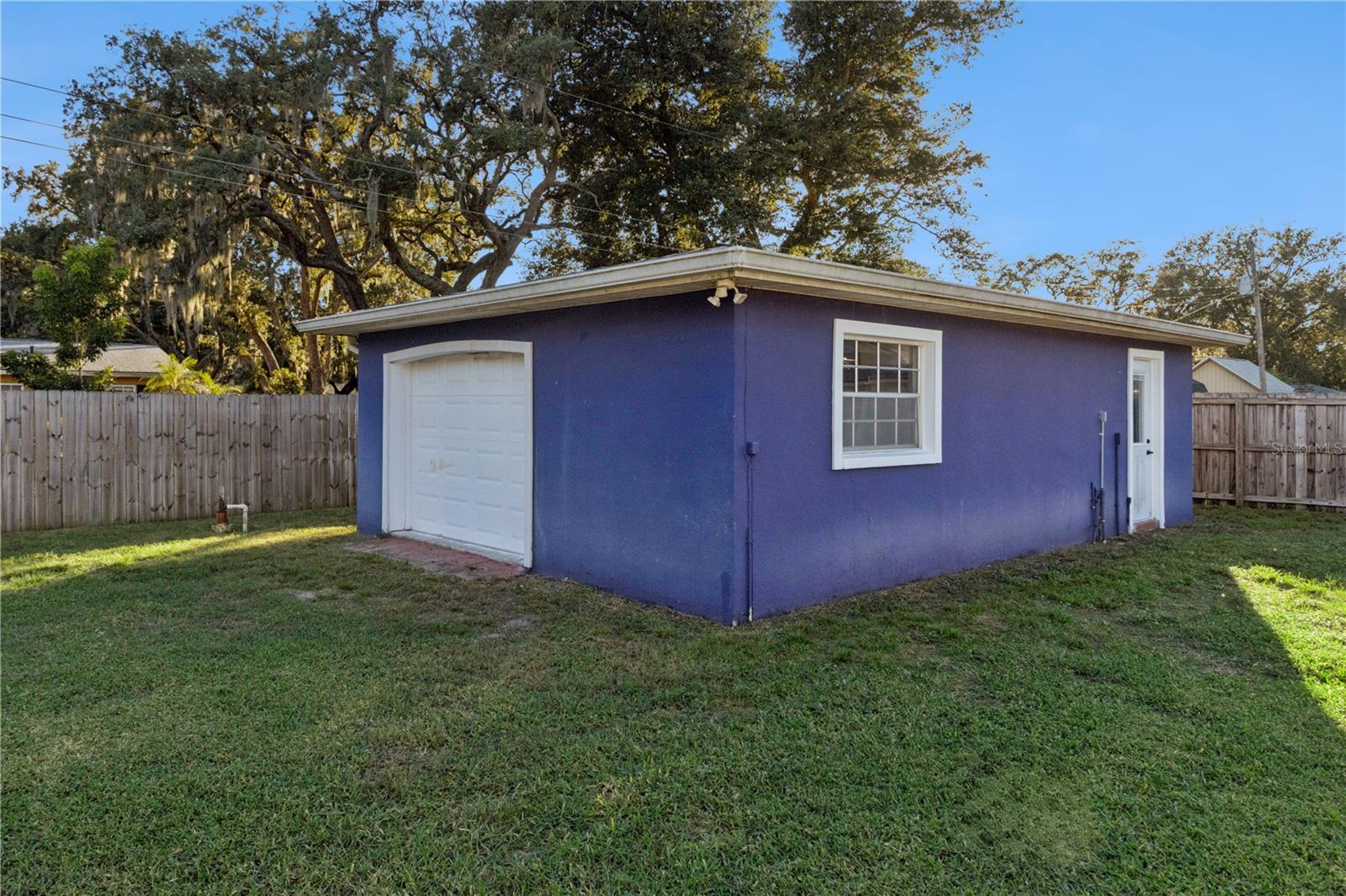 601 GREENBRIAR DR — photo 32