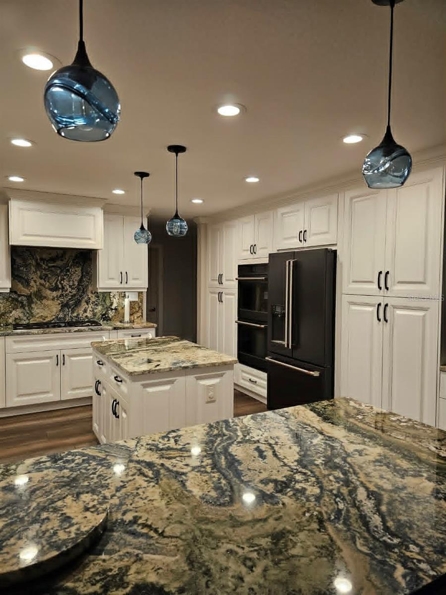 601 GREENBRIAR DR — photo 2