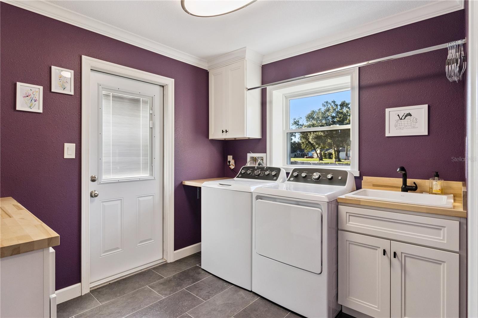 601 GREENBRIAR DR — photo 30