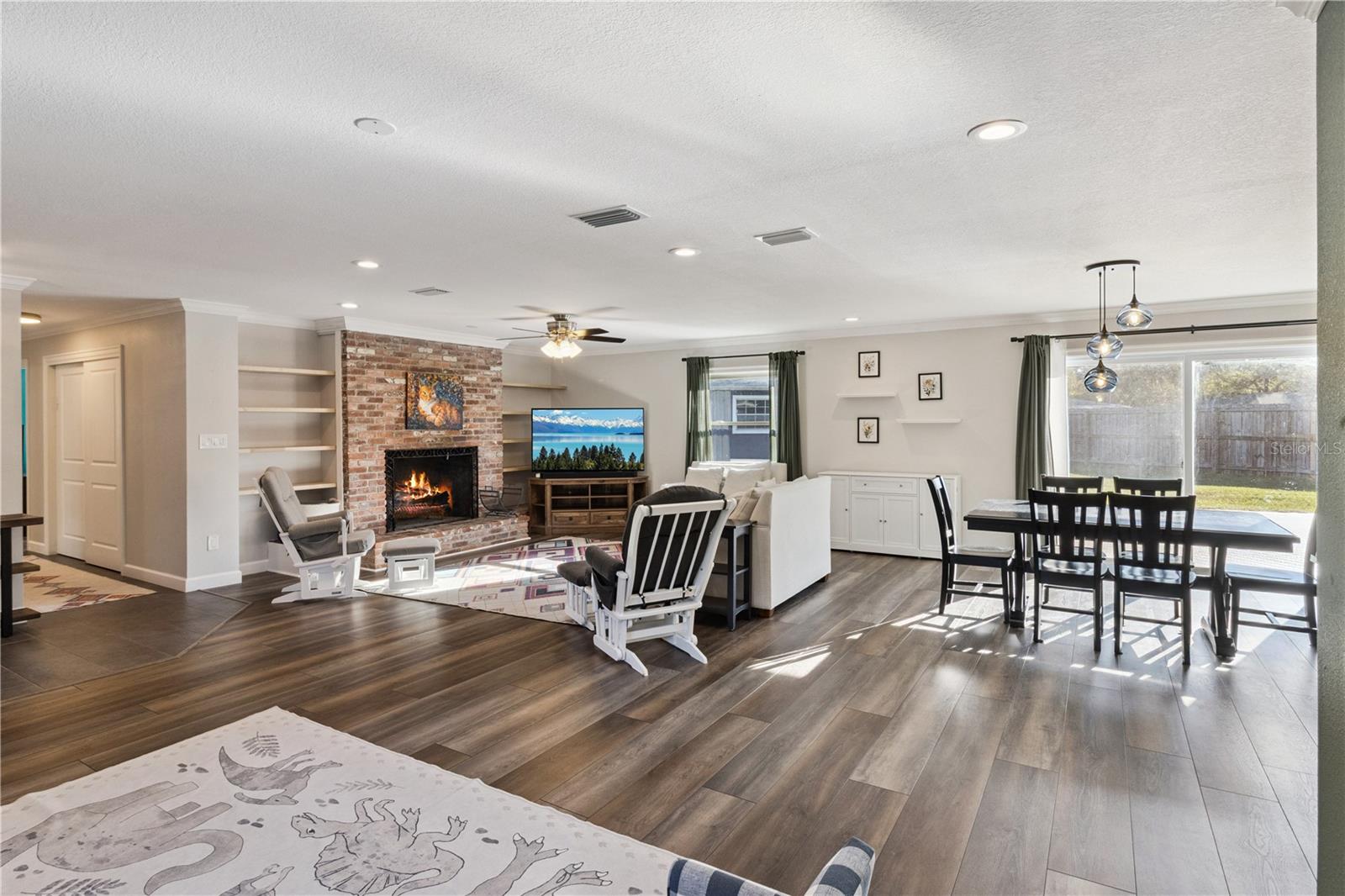 601 GREENBRIAR DR — photo 3