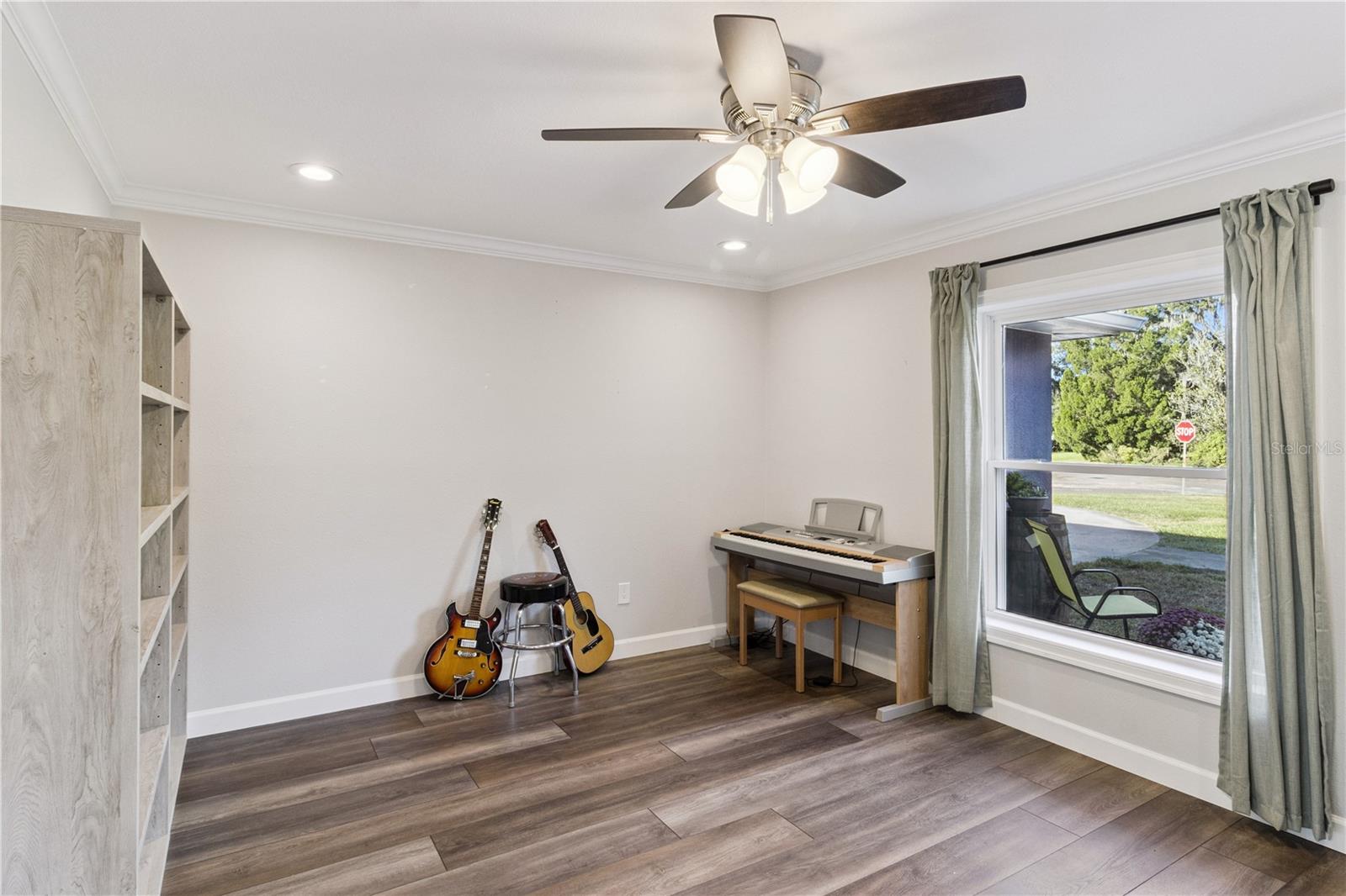 601 GREENBRIAR DR — photo 17