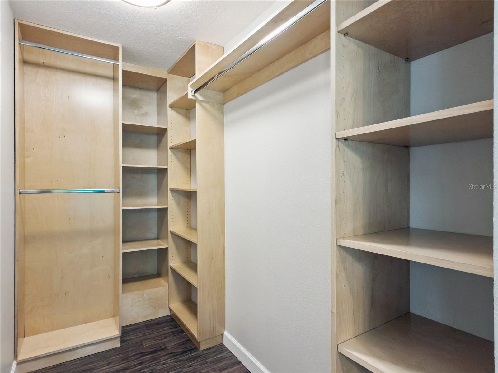 601 GREENBRIAR DR — photo 28
