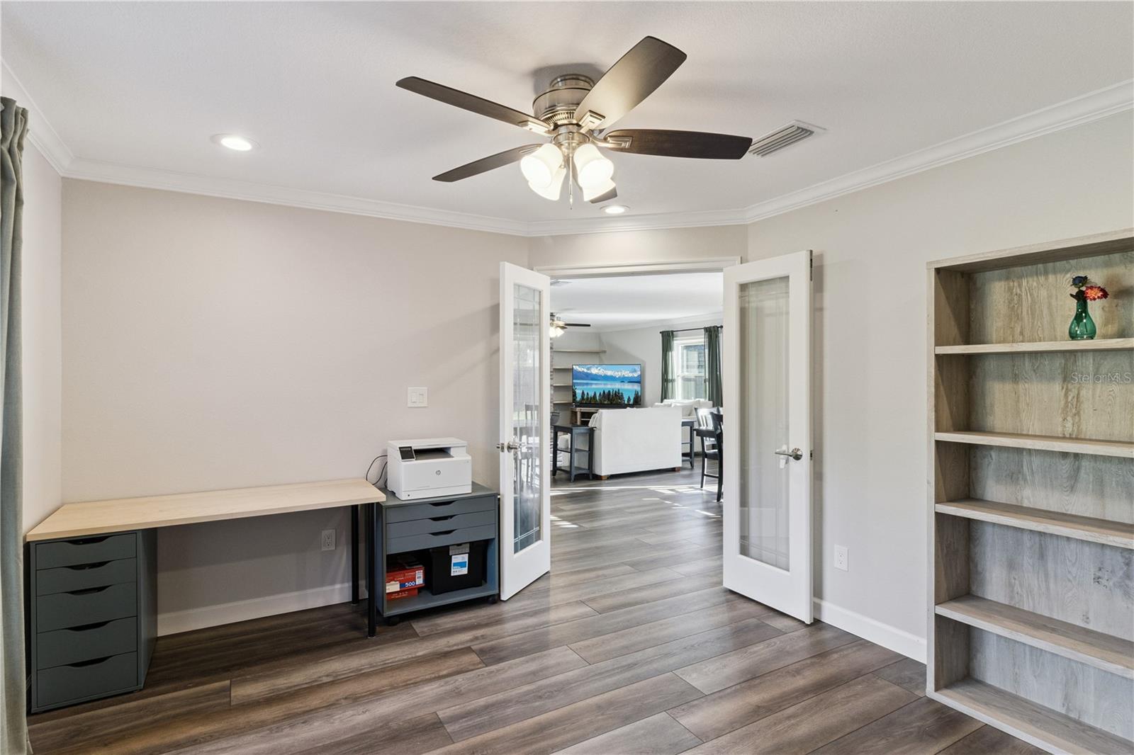 601 GREENBRIAR DR — photo 16