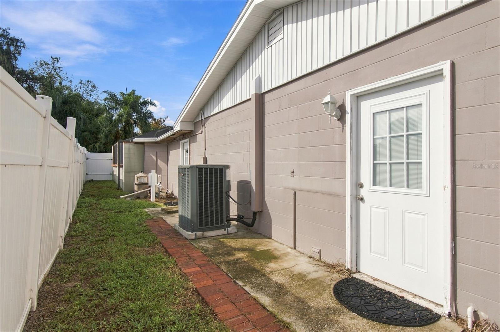 105 ASHBROOK DR — photo 70