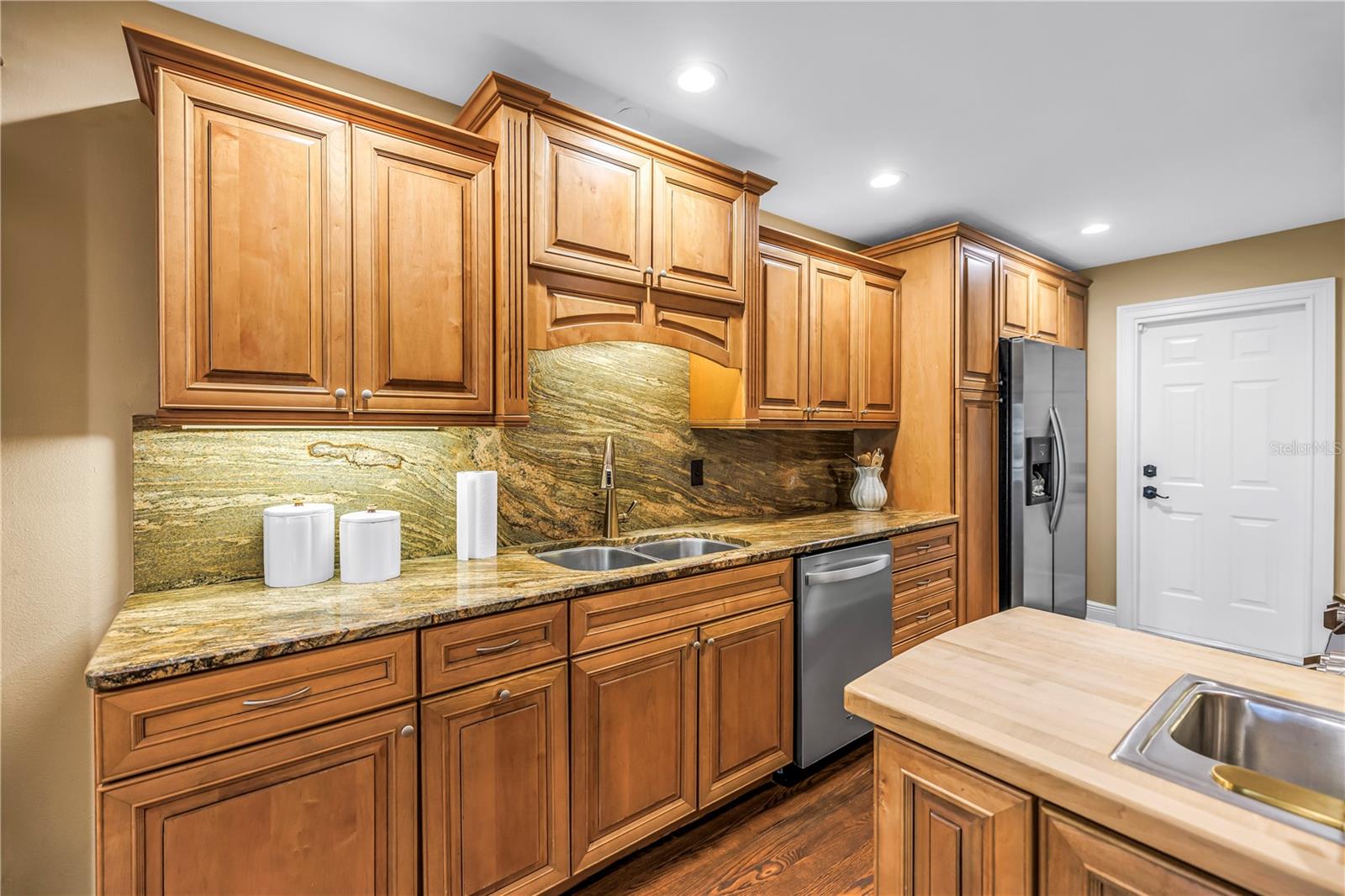 868 GLADES CT NE — photo 6