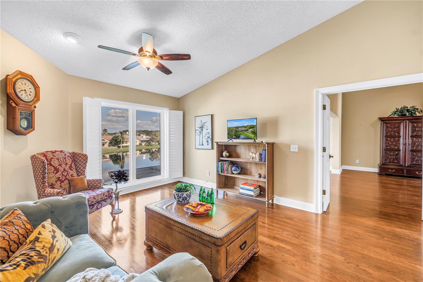 868 GLADES CT NE — photo 8