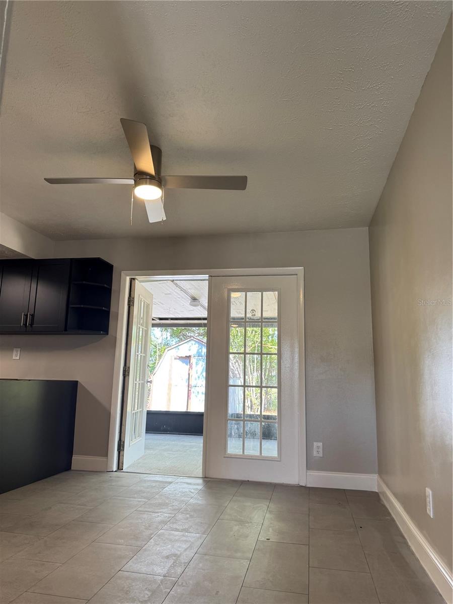 609 AVOCADO DR — photo 18