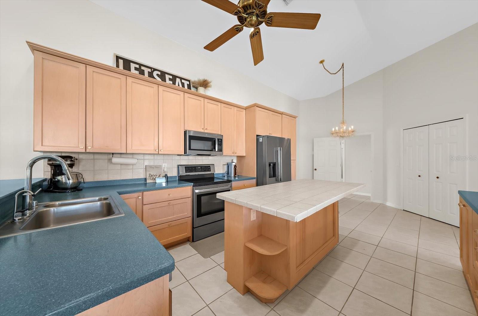 217 SAN CARLOS AVE — photo 10