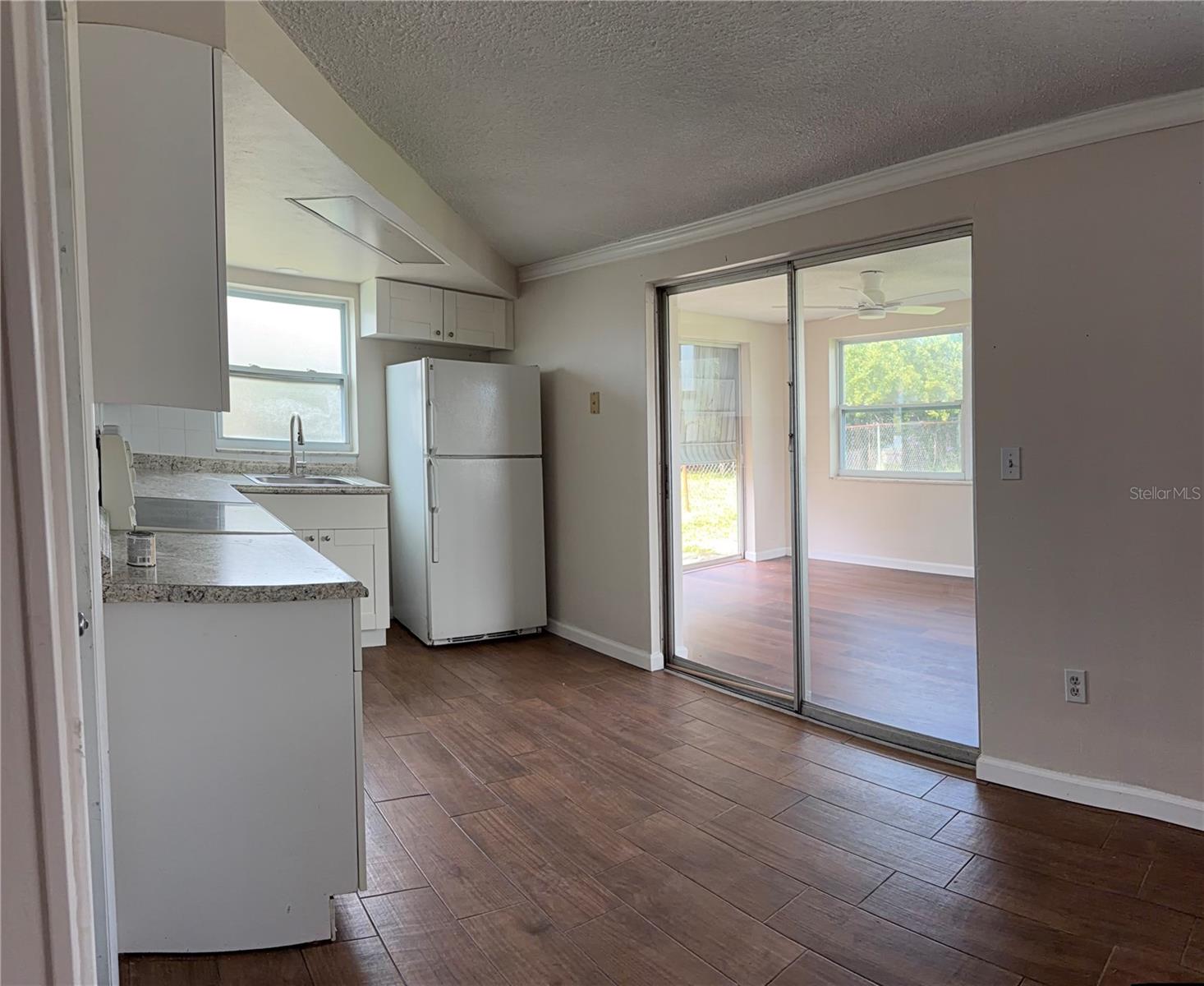 7323 OAK CREST DR — photo 4